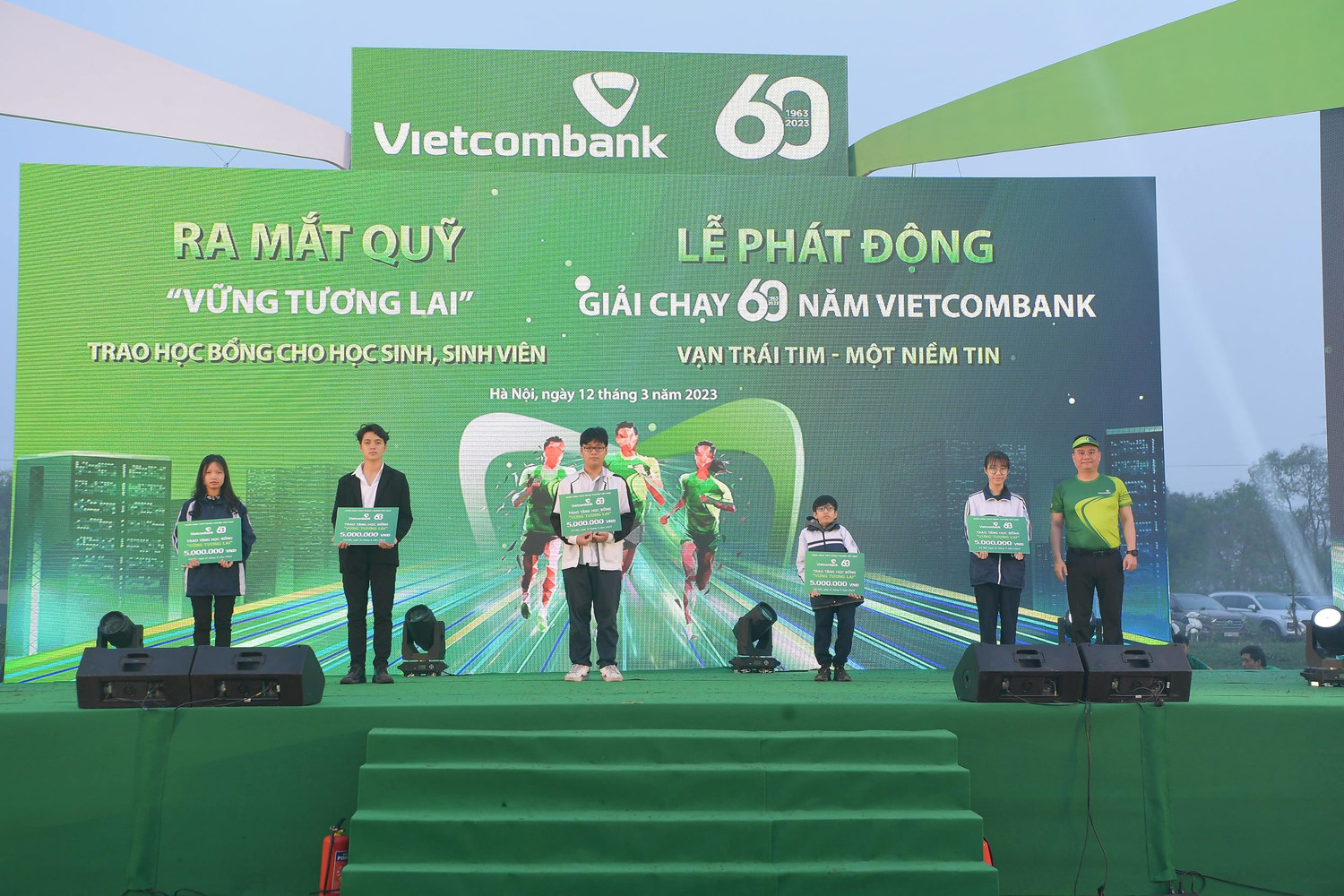 Ông Nguyễn Thanh Tùng - Thành viên Hội đồng quản trị, Tổng Giám đốc Vietcombank (ngoài cùng bên phải) trao học bổng cho các em học sinh nghèo vượt khó, tài năng. Ông Nguyễn Thanh Tùng - Thành viên Hội đồng quản trị, Tổng Giám đốc Vietcombank (ngoài cùng bên phải) trao học bổng cho các em học sinh nghèo vượt khó, tài năng.