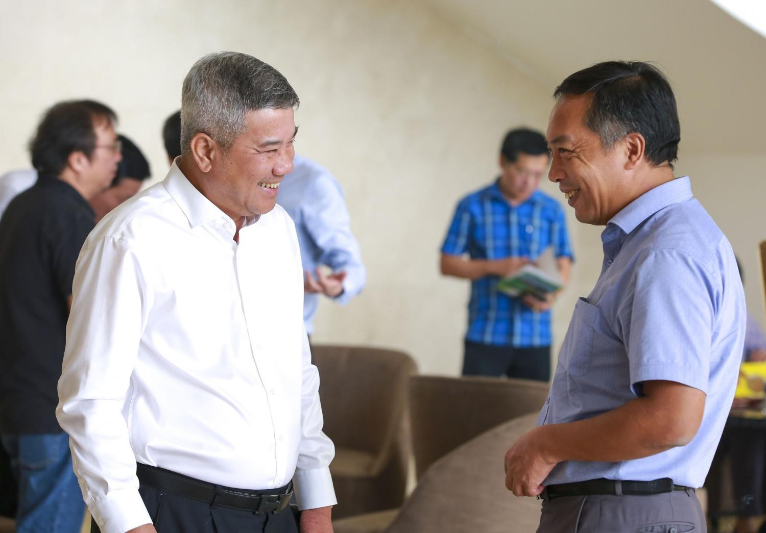 Phó Tổng giám đốc Petrovietnam Đỗ Chí Thanh trao đổi với Tổng biên tập báo Đầu tư Lê Trọng Minh tại diễn đàn. Ảnh: PVN