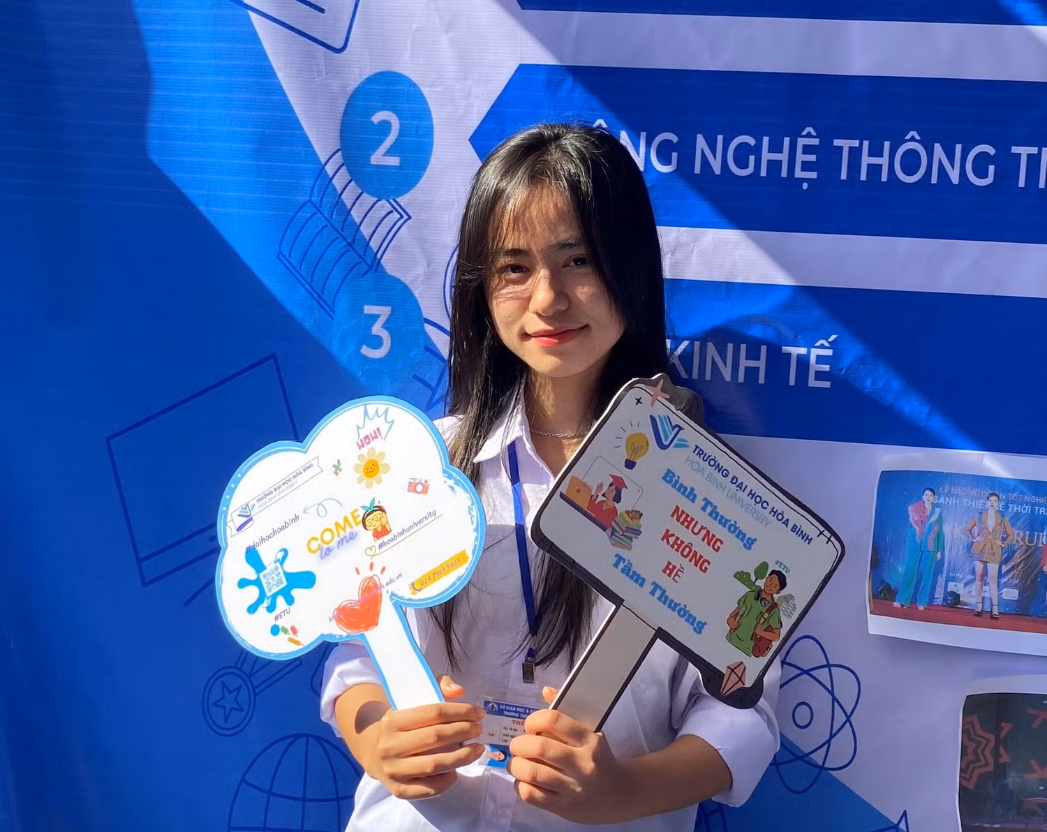 Học sinh chụp ảnh tại gian hàng tư vấn của trường Đại học Hòa Bình. Ảnh: Nguyễn Long