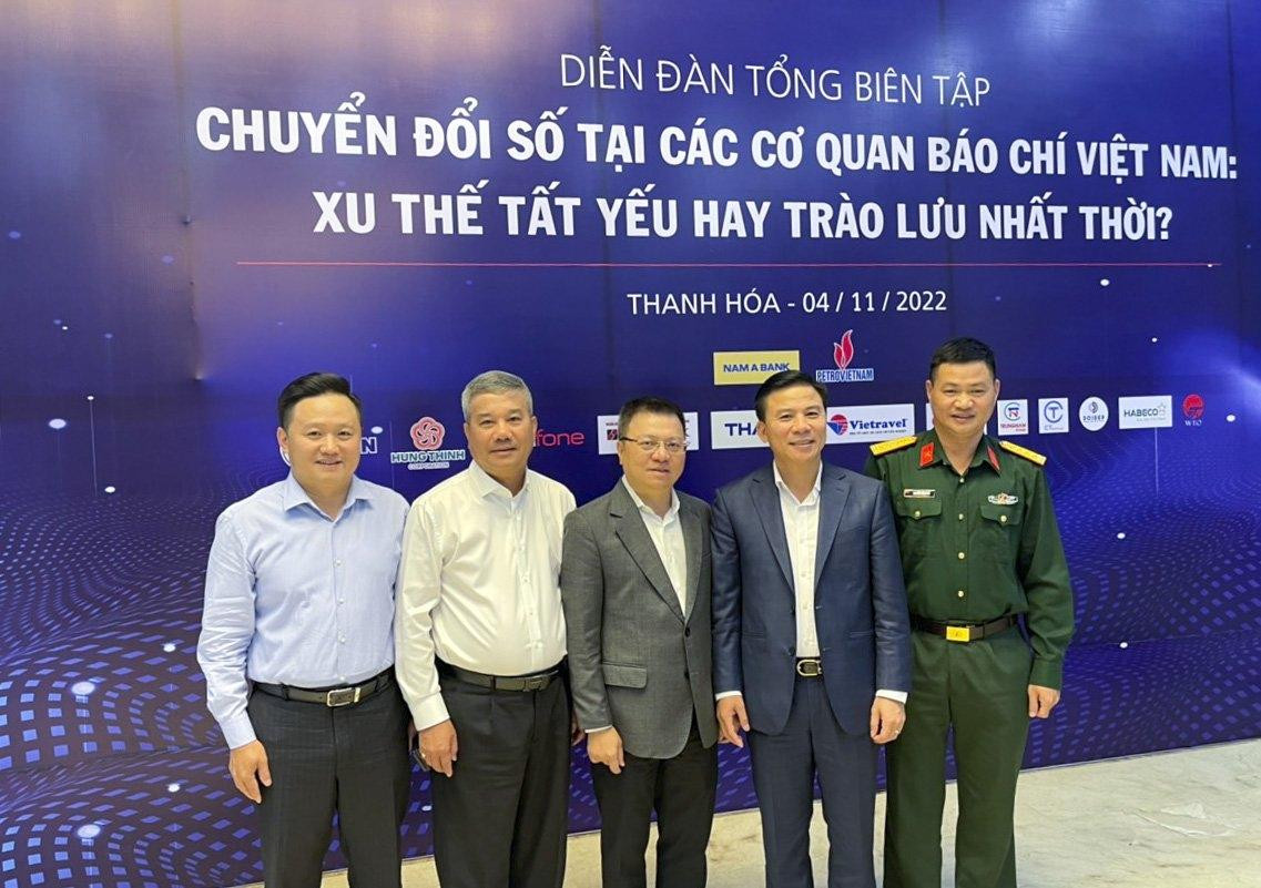 Phó Tổng giám đốc Petrovietnam Đỗ Chí Thanh (thứ 2 từ trái sang) chụp ảnh lưu niệm với Chủ tịch Hội Nhà báo Việt Nam Lê Quốc Minh; Bí thư Tỉnh uỷ, Chủ tịch HĐND tỉnh Thanh Hóa Đỗ Trọng Hưng và các đại biểu tham dự diễn đàn. Ảnh: PVN