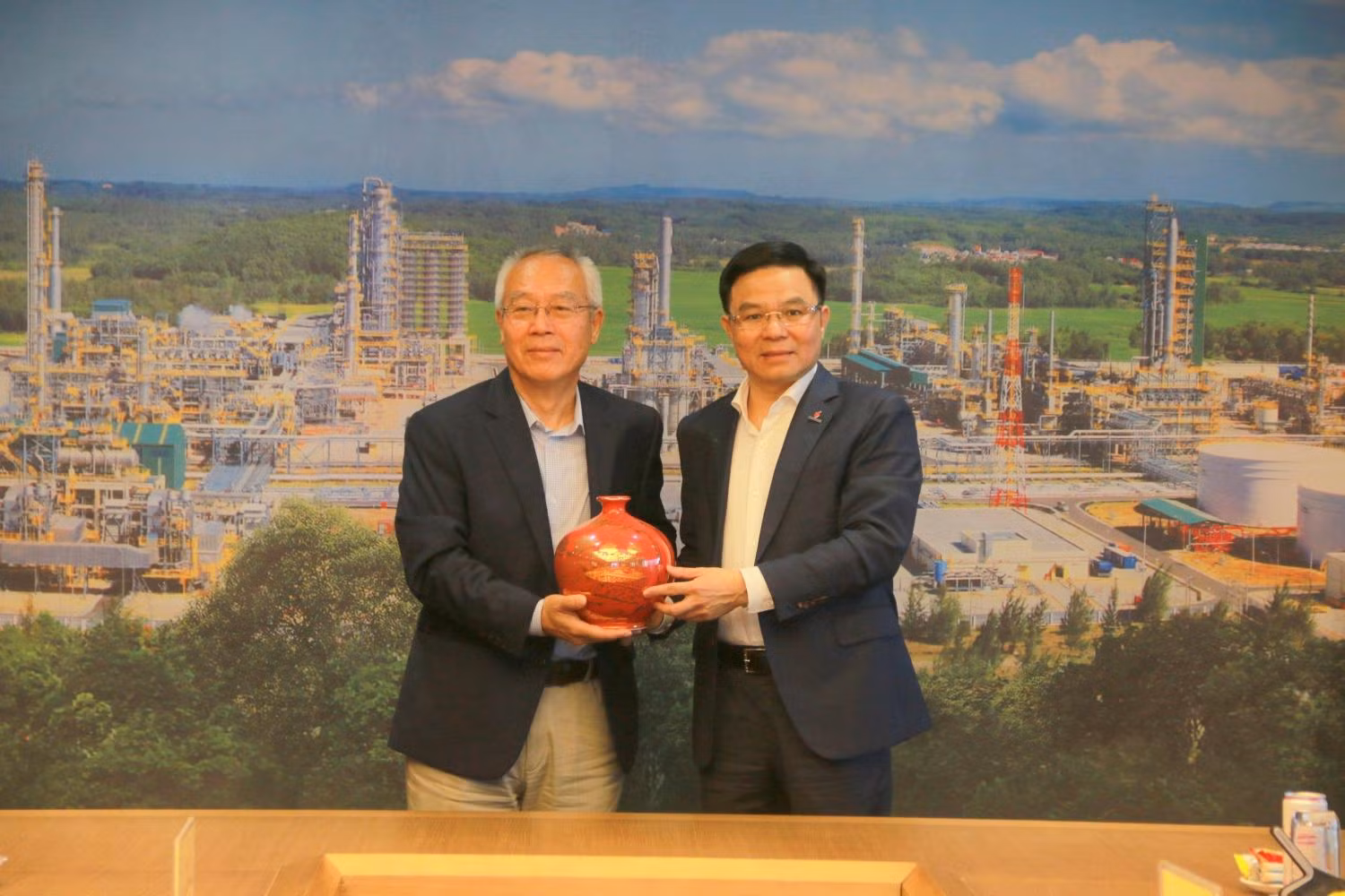 Tổng Giám đốc Petrovietnam Lê Mạnh Hùng trao quà lưu niệm đến ông Changjie Gou, Giám đốc Chương trình Industrial Liaison Program (ILP). Ảnh: PVN Tổng Giám đốc Petrovietnam Lê Mạnh Hùng trao quà lưu niệm đến ông Changjie Gou, Giám đốc Chương trình Industrial Liaison Program (ILP). Ảnh: PVN