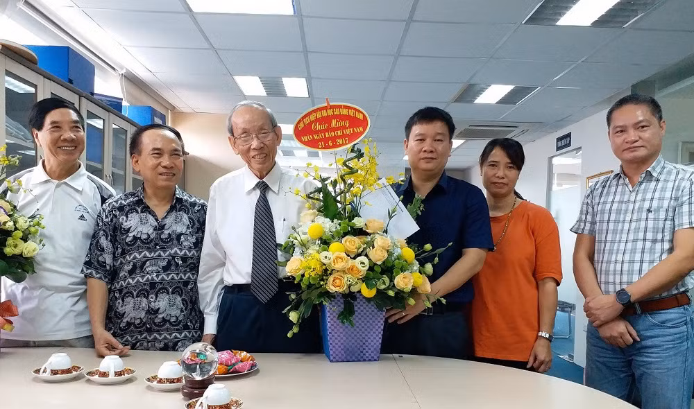 Giáo sư Trần Hồng Quân - Chủ tịch Hiệp hội các trường đại học, cao đẳng Việt Nam cùng cán bộ Hiệp hội tới thăm và chúc mừng Báo điện tử Giáo dục Việt Nam nhân ngày Báo chí Cách mạng Việt Nam, 21/6/2017. ảnh: Ngọc Quang.