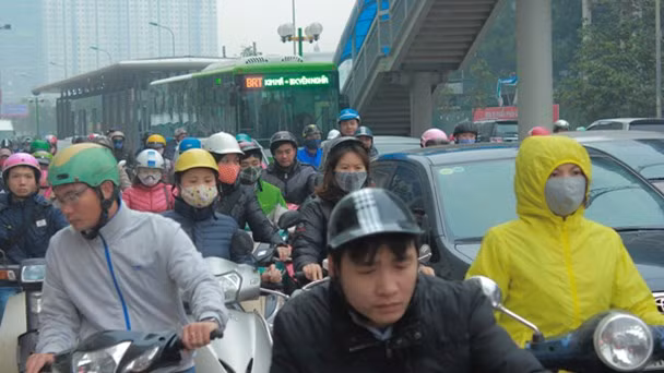 TS.Nguyễn Xuân Thủy đánh giá, do các tuyến đường ở Hà Nội chỉ có 2, 3 làn nên khi áp dụng buýt BRT sẽ gây ùn tắc ở những làn còn lại. ảnh: Tiền phong.