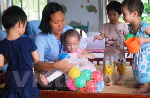 Nhà nước khuyến khích thành lập cơ sở trợ giúp xã hội, giúp đỡ trẻ em và người yếu thế. ảnh minh họa: TTXVN.