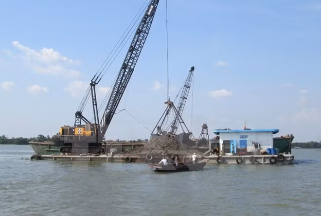 Giám sát chặt chẽ việc nạo vét khơi thông luồng. ảnh: TTXVN. Giám sát chặt chẽ việc nạo vét khơi thông luồng. ảnh: TTXVN.