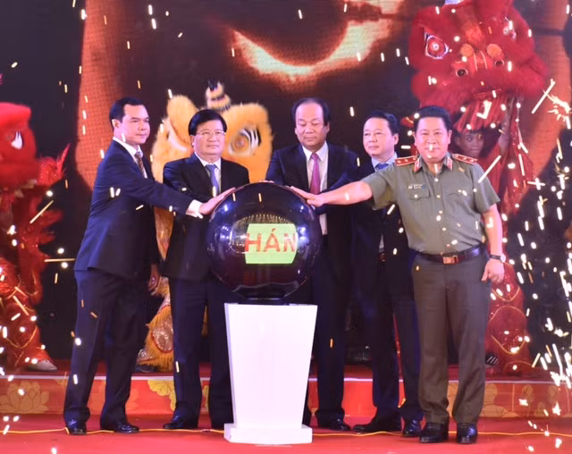 Phó Thủ tướng Trịnh Đình Dũng và các đại biểu tại lễ đốt lò dây chuyền số 2, Nhà máy xi măng Thành Thắng. Ảnh: VGP.