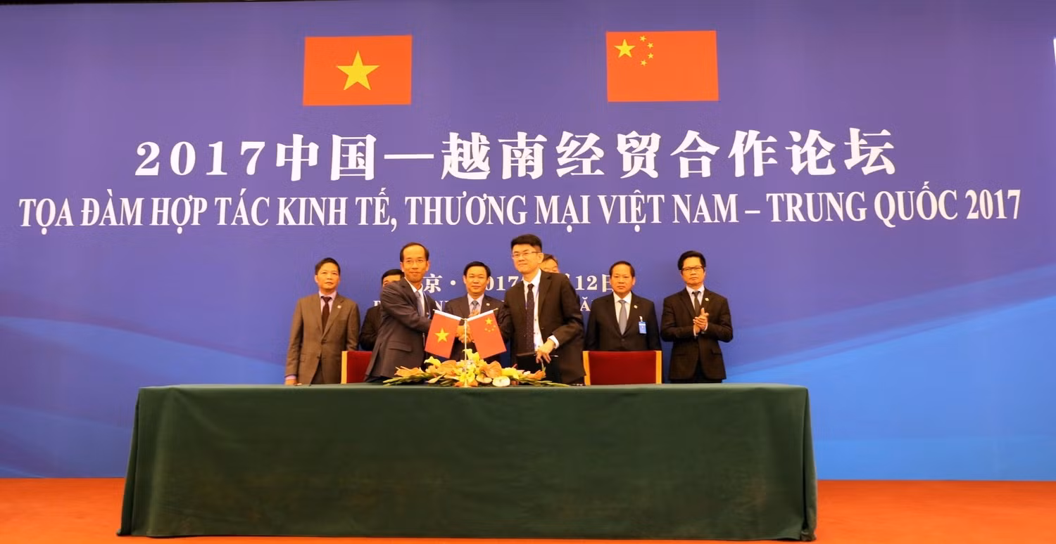 Ông Mai Hoài Anh – Giám đốc điều hành Kinh doanh Viamilk ký kết bản ghi nhớ hợp tác với đối tác Trung Quốc dưới sự chứng kiến của Lãnh đạo chính phủ và Bộ ngành hai nước. Ông Mai Hoài Anh – Giám đốc điều hành Kinh doanh Viamilk ký kết bản ghi nhớ hợp tác với đối tác Trung Quốc dưới sự chứng kiến của Lãnh đạo chính phủ và Bộ ngành hai nước.