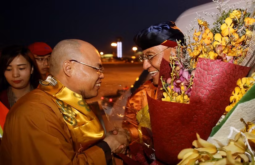 Thượng tọa Thích Thanh Phong - Trụ trì chùa Vĩnh Nghiêm chào đón Đức Gyalwang Drukpa.