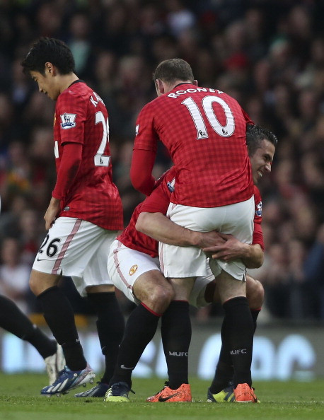 Đêm qua, Rooney đã tỏa sáng rực rỡ trong vai trò một tiền vệ kiến thiết với 1 đường chuyền tuyệt đẹp cho Van Persie ghi bàn... Đêm qua, Rooney đã tỏa sáng rực rỡ trong vai trò một tiền vệ kiến thiết với 1 đường chuyền tuyệt đẹp cho Van Persie ghi bàn...