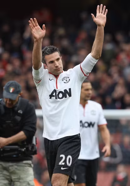Kết thúc trận đấu, Van Persie không quên chào người hâm mộ Arsenal.