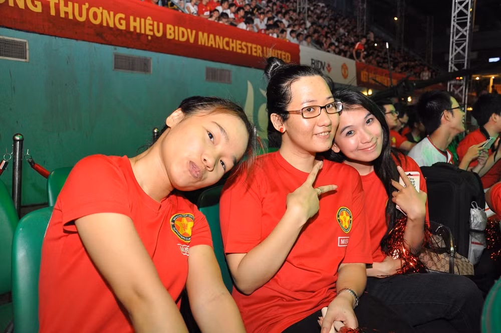 Bên trong sân khấu Lan Anh không còn một chỗ trống. Bên trong sân khấu Lan Anh không còn một chỗ trống.