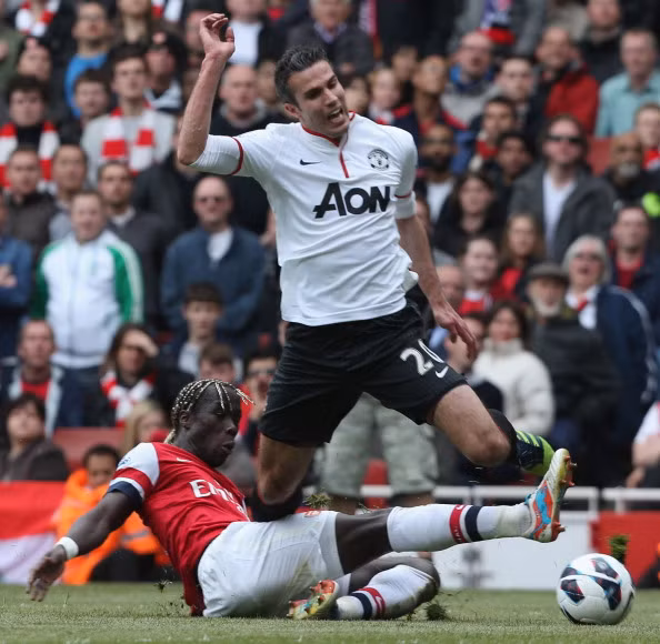Van Persie lại có trận đấu xuất sắc thứ 2 trong mùa giải khi đối đầu với đội bóng cũ khi có pha lập công từ chấm 11m cân bằng tỉ số cho M.U.