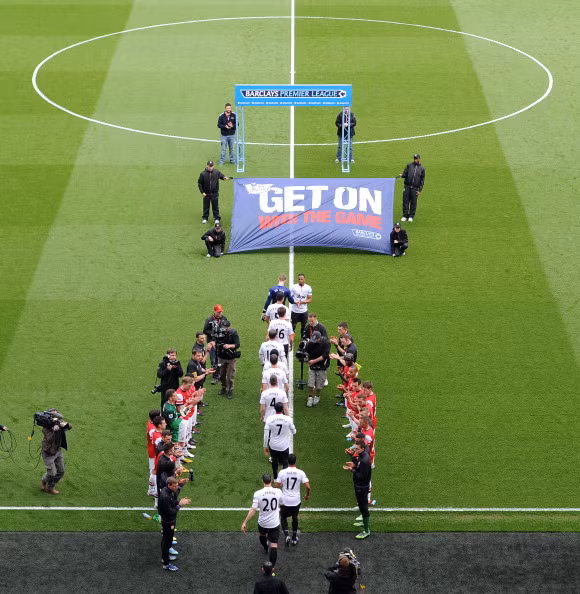 Đúng theo truyền thống của giải ngoại hạng Anh, chủ nhà Arsenal đã phải xếp hàng để chào đón tân vô địch M.U ngay tại Emirates.