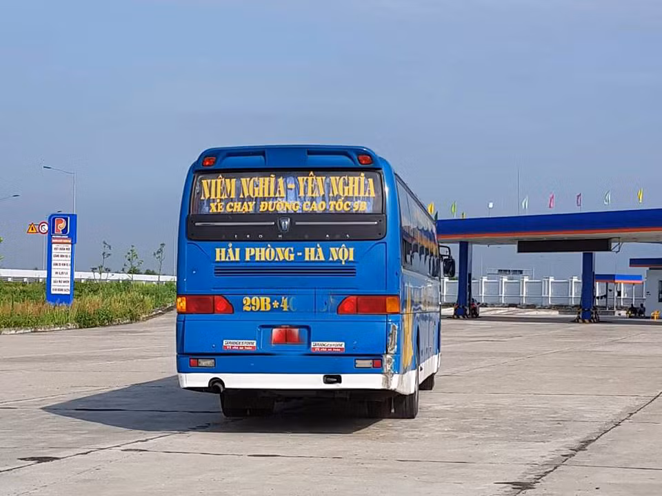 Lực lượng Cảnh sát giao thông lập biên bản xử phạt đối với xe khách Đoàn Xuân