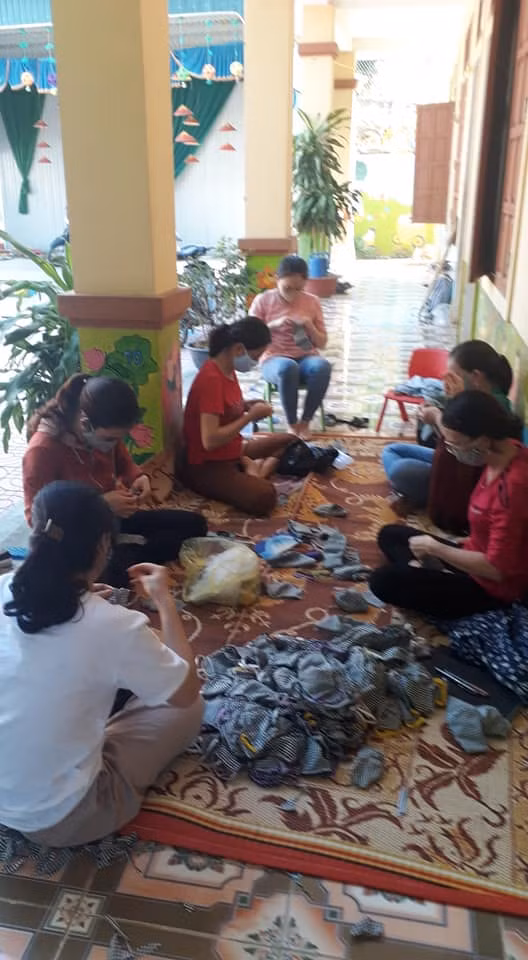 Không có máy may, khẩu trang được may bằng tay (Ảnh nhà trường cung cấp) Không có máy may, khẩu trang được may bằng tay (Ảnh nhà trường cung cấp)