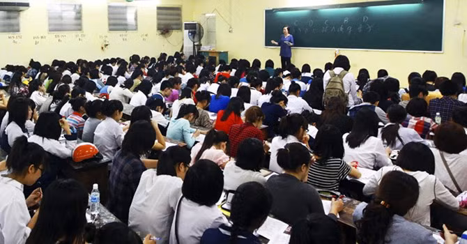 Nhiều lớp học thêm cứ chật cứng học trò (Ảnh minh họa: Trang hocmai) Nhiều lớp học thêm cứ chật cứng học trò (Ảnh minh họa: Trang hocmai)