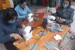 Giáo viên Trường Mầm non Hữu Kiệm, huyện Kỳ Sơn đang miệt mài may khẩu trang (Ảnh nhà trường cung cấp) Giáo viên Trường Mầm non Hữu Kiệm, huyện Kỳ Sơn đang miệt mài may khẩu trang (Ảnh nhà trường cung cấp)