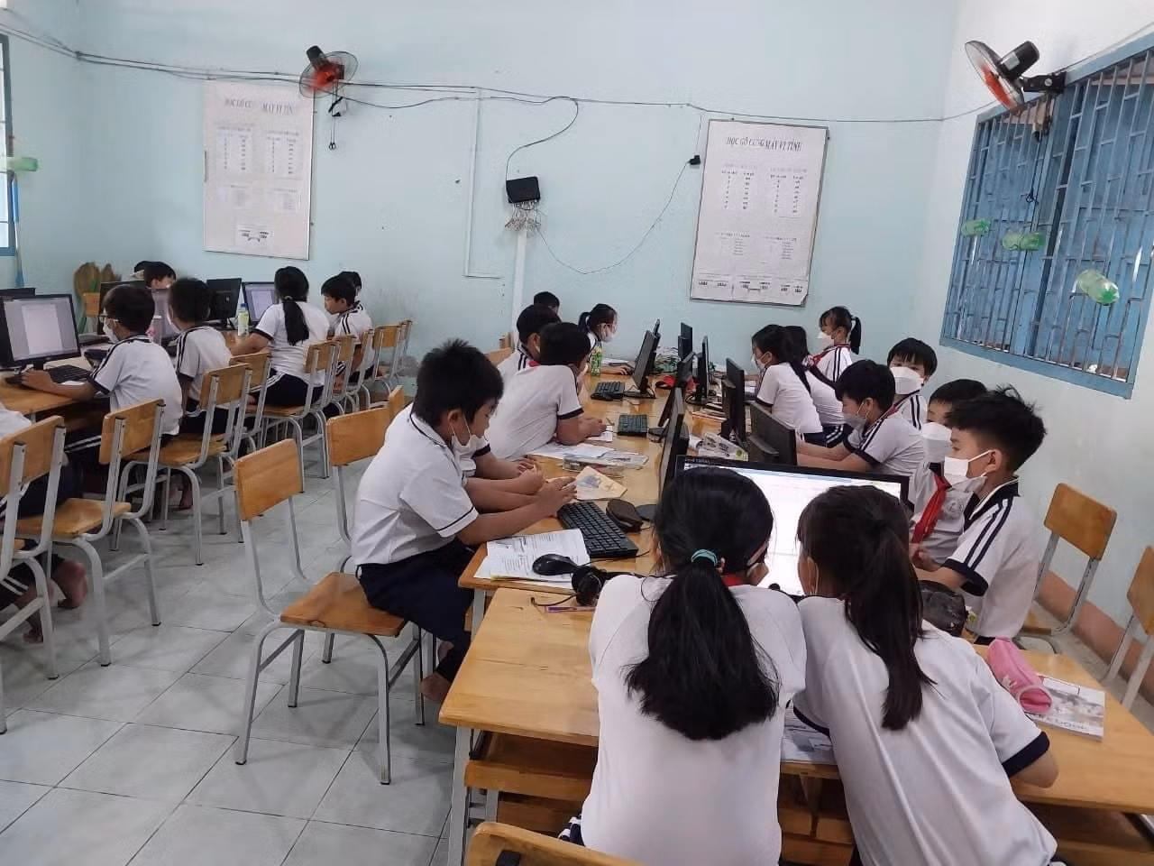 Một tiết học Tin của học sinh Bình Thuận (ảnh tác giả)