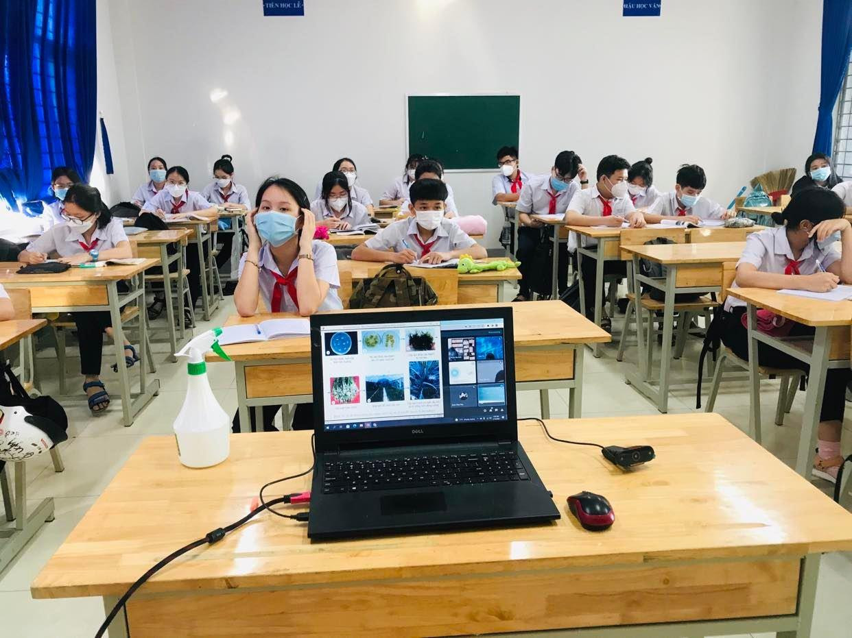 Một tiết học với 2 phương pháp dạy trực tiếp và dạy trực tuyến. (Ảnh tác giả) Một tiết học với 2 phương pháp dạy trực tiếp và dạy trực tuyến. (Ảnh tác giả)