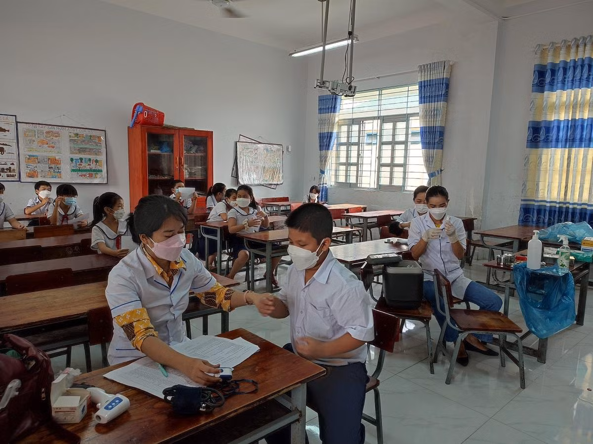 Học sinh được cán bộ y tế khám sức khoẻ. Ảnh: Phan Tuyết Học sinh được cán bộ y tế khám sức khoẻ. Ảnh: Phan Tuyết