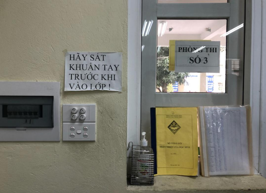 Nhà trường yêu cầu học sinh sát khuẩn tay đảm bảo an toàn ((Ảnh: Trường Trung học cơ sở Thăng Long)