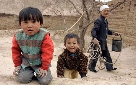 Trẻ em ở một miền quê nghèo vùng nông thôn Trung Quốc. Trẻ em ở một miền quê nghèo vùng nông thôn Trung Quốc.