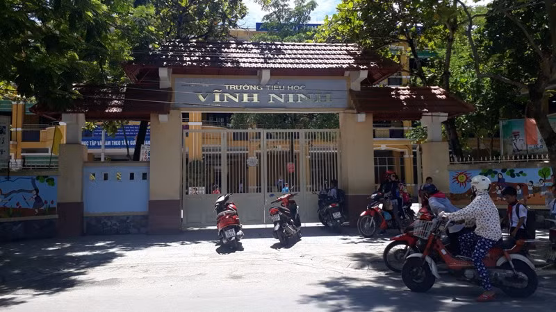 Trường tiểu học Vĩnh Ninh (thành phố Huế) thu tiền "tự nguyện" của các phụ huynh học sinh học trái tuyến. Ảnh: TL Trường tiểu học Vĩnh Ninh (thành phố Huế) thu tiền "tự nguyện" của các phụ huynh học sinh học trái tuyến. Ảnh: TL