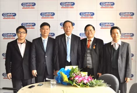 Lãnh đạo Báo chụp ảnh lưu niệm với Thượng tướng Nguyễn Văn Rinh