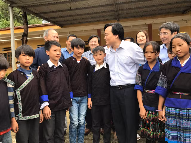Bộ trưởng Phùng Xuân Nhạ với học sinh Trường Phổ thông dân tộc bán trú – Trung học cơ sở Cao Phạ Bộ trưởng Phùng Xuân Nhạ với học sinh Trường Phổ thông dân tộc bán trú – Trung học cơ sở Cao Phạ