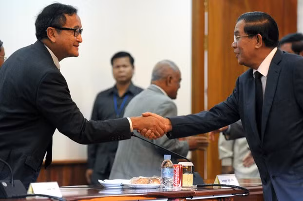 Ông Sam Rainsy và Thủ tướng Hun Sen gặp nhau sau cuộc bầu cử Quốc hội năm 2013. Ảnh: RFA. Ông Sam Rainsy và Thủ tướng Hun Sen gặp nhau sau cuộc bầu cử Quốc hội năm 2013. Ảnh: RFA.
