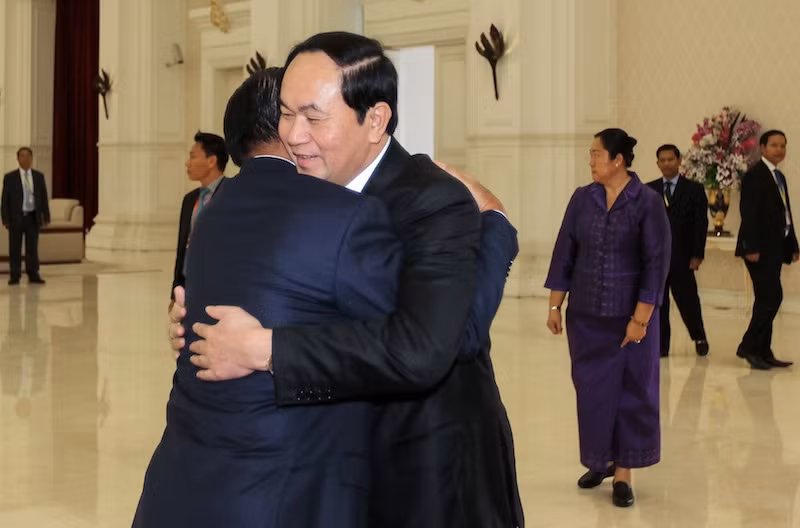 Thủ tướng Campuchia Hun Sen đón Chủ tịch nước Trần Đại Quang thăm chính thức đất nước Chùa Tháp hồi tháng Sáu vừa qua. Ảnh: Pring Samrang / Reuters / The Cambodia Daily. Thủ tướng Campuchia Hun Sen đón Chủ tịch nước Trần Đại Quang thăm chính thức đất nước Chùa Tháp hồi tháng Sáu vừa qua. Ảnh: Pring Samrang / Reuters / The Cambodia Daily.