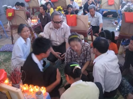 Lật tẩy trò bịp "nói chuyện với ma", Tin tức trong ngày, ap vong tim mo, am vong, goi hon, tim mo liet sy, liet sy vo danh, tim nguoi nha, thoi mien, vong nhap, thay phu thuy, ap vong, thu thuat, bao, tin tuc, tin hot, tin hay