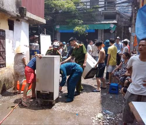 Vụ cháy Hàm Tử Quan: Hàng xóm không biết cụ 91 tuổi chết cháy ảnh 6 Hàng xóm không biết cụ 91 tuổi chết cháy, Tin tức trong ngày, chay tap the nha go, chay khu tap the, chay khu tap the ven song hong, chay nha, khu tap the nha go, khu tap the c8, khu tap the bo giao duc, chay khu tap the bo giao duc, chay lon o ha noi, bao, tin nhanh, tin hot, tin tuc, vn
