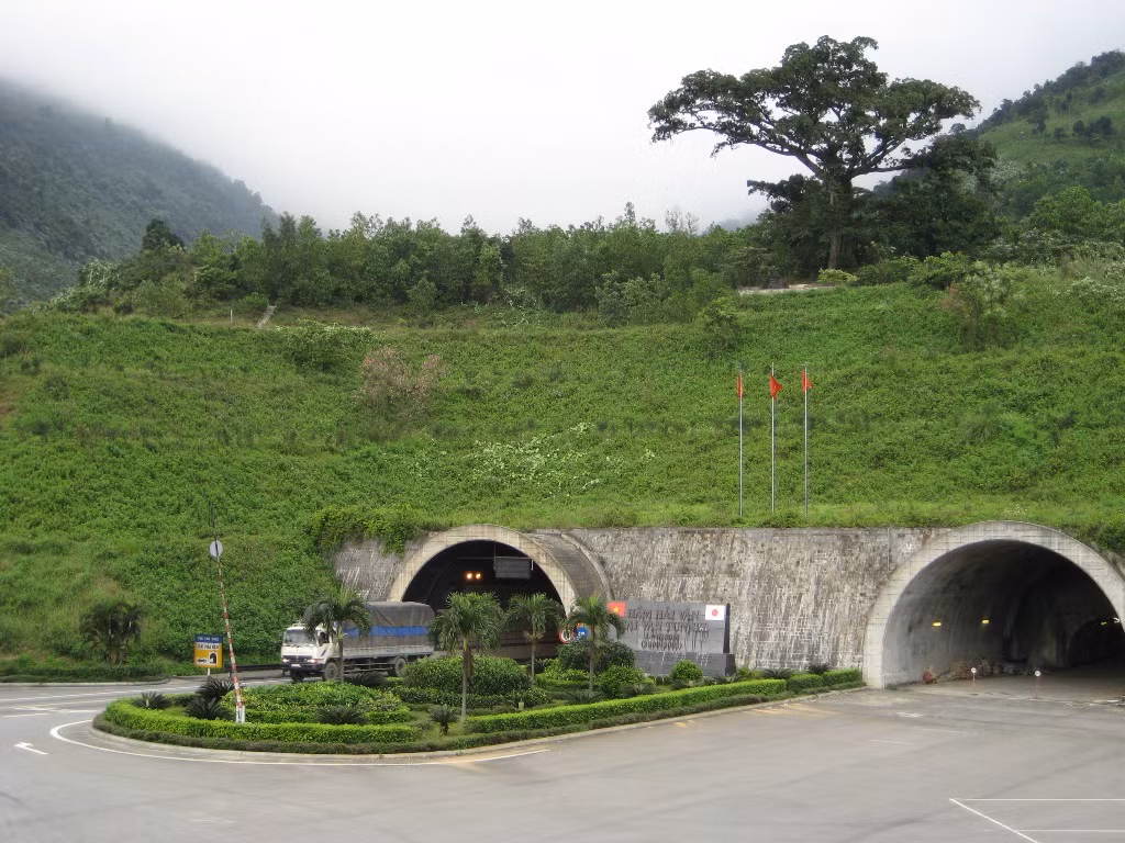 Nếu sau này, Công ty cổ phần đầu tư Đèo Cả mở rộng hầm đường bộ Hải Vân, đặt thêm trạm thu phí nữa thì người dân Lăng Cô và vùng phụ cận lại phải chịu hai lần phí. Ảnh: Hoàng Tuấn