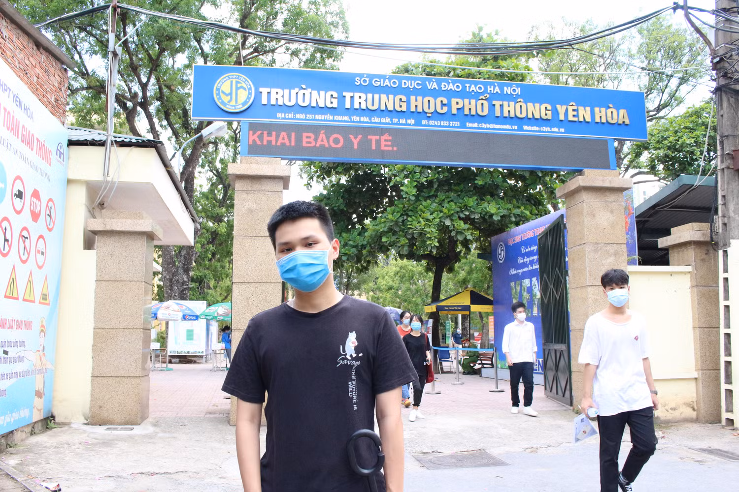 Nguyễn Hoàng Nam lựa chọn đăng ký học thêm trực tuyến với thầy giáo để ôn tập cho kỳ thi tốt nghiệp. (Ảnh: Phạm Minh)