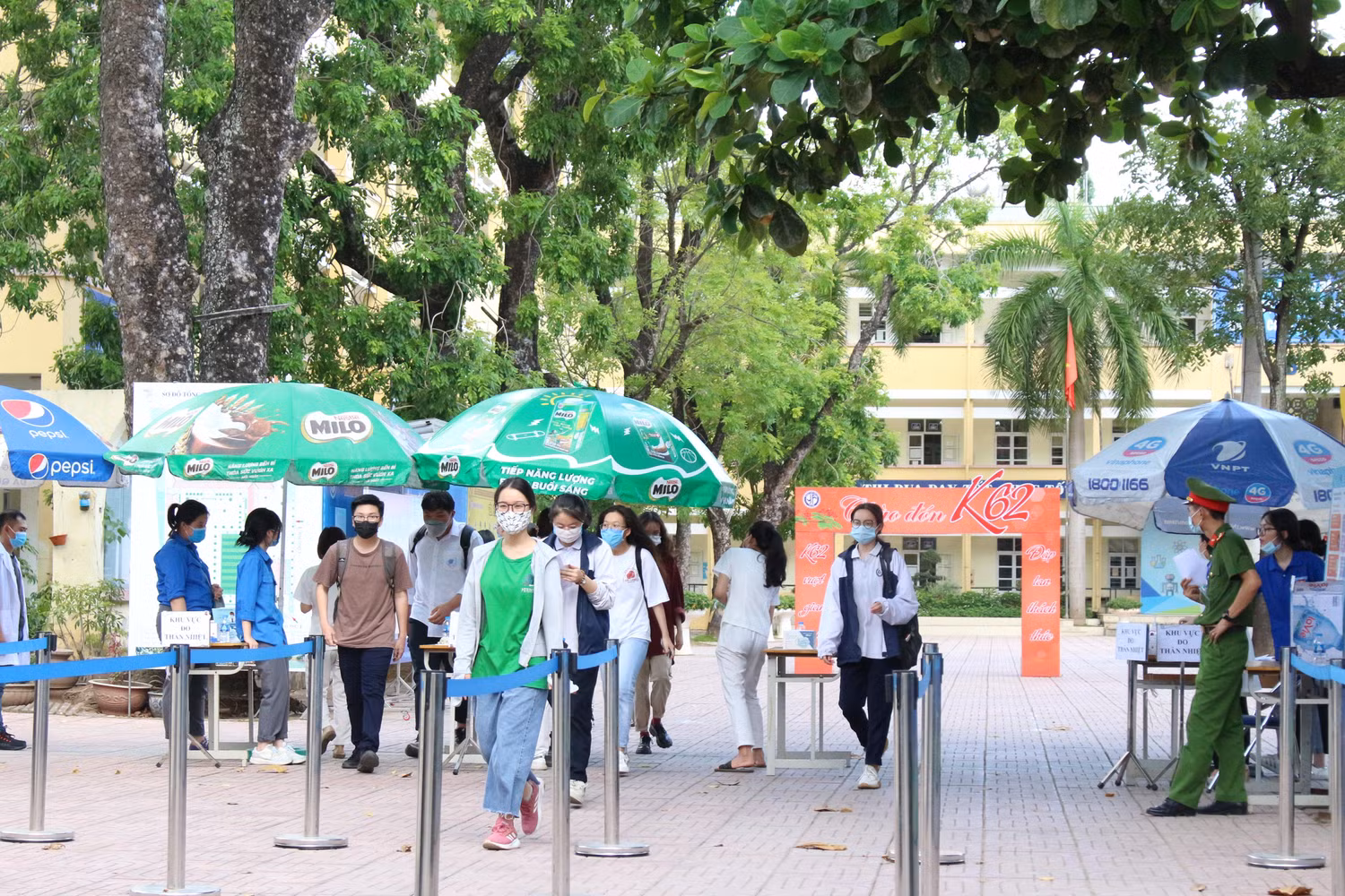 Thí sinh kết thúc buổi làm thủ tục dự thi tốt nghiệp trung học phổ thông 2021 tại điểm thi Trường Trung học phổ thông Yên Hòa. (Ảnh: Phạm Minh)