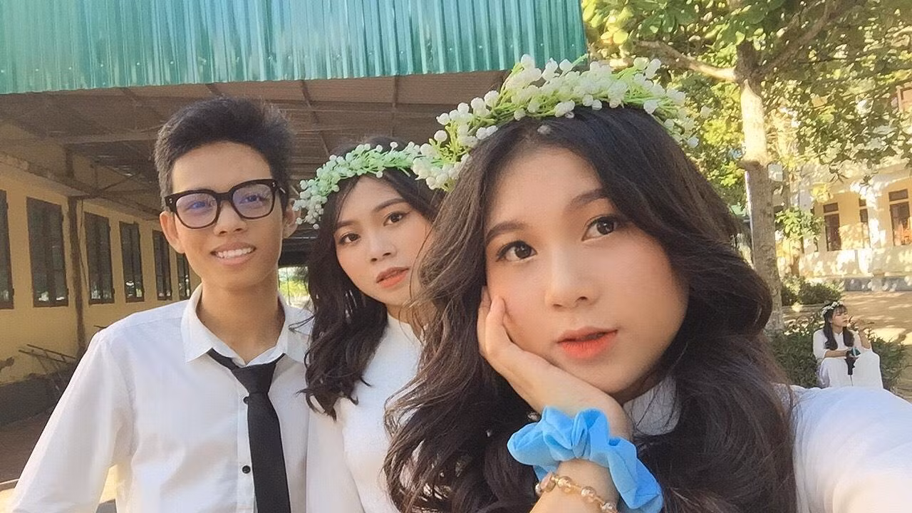 Nguyễn Duy Trường (bên trái) cùng bạn học thời phổ thông. (Ảnh: NVCC)
