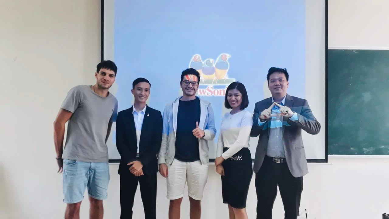 Cù Huy Liên (thứ 2 từ bên trái) hiện đang làm quản lý sale của một công ty bất động sản. (Ảnh: NVCC)