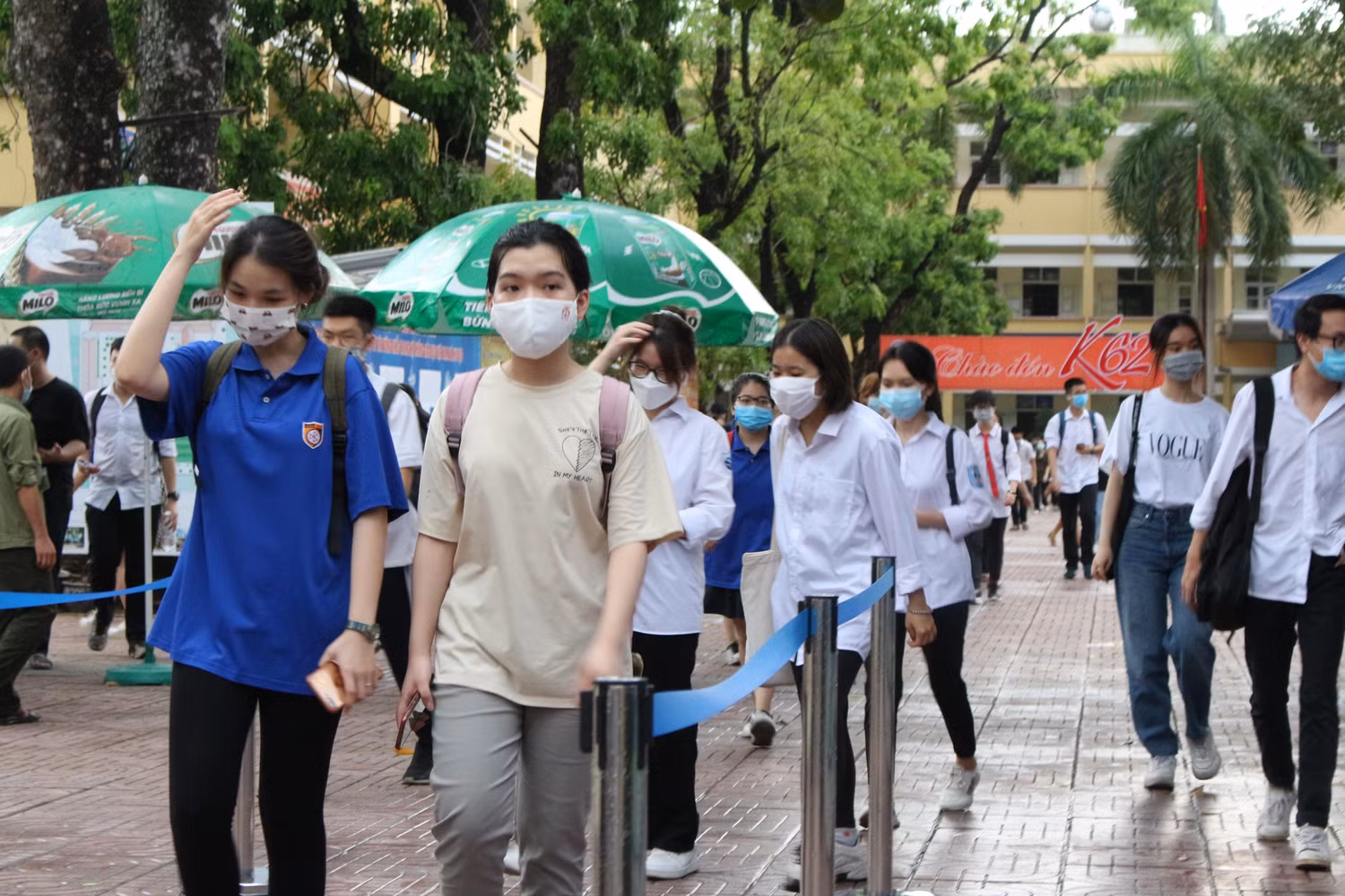 Thí sinh hoàn thành bài thi môn Toán, kết thúc ngày thi đầu tiên. (Ảnh: Phạm Minh)