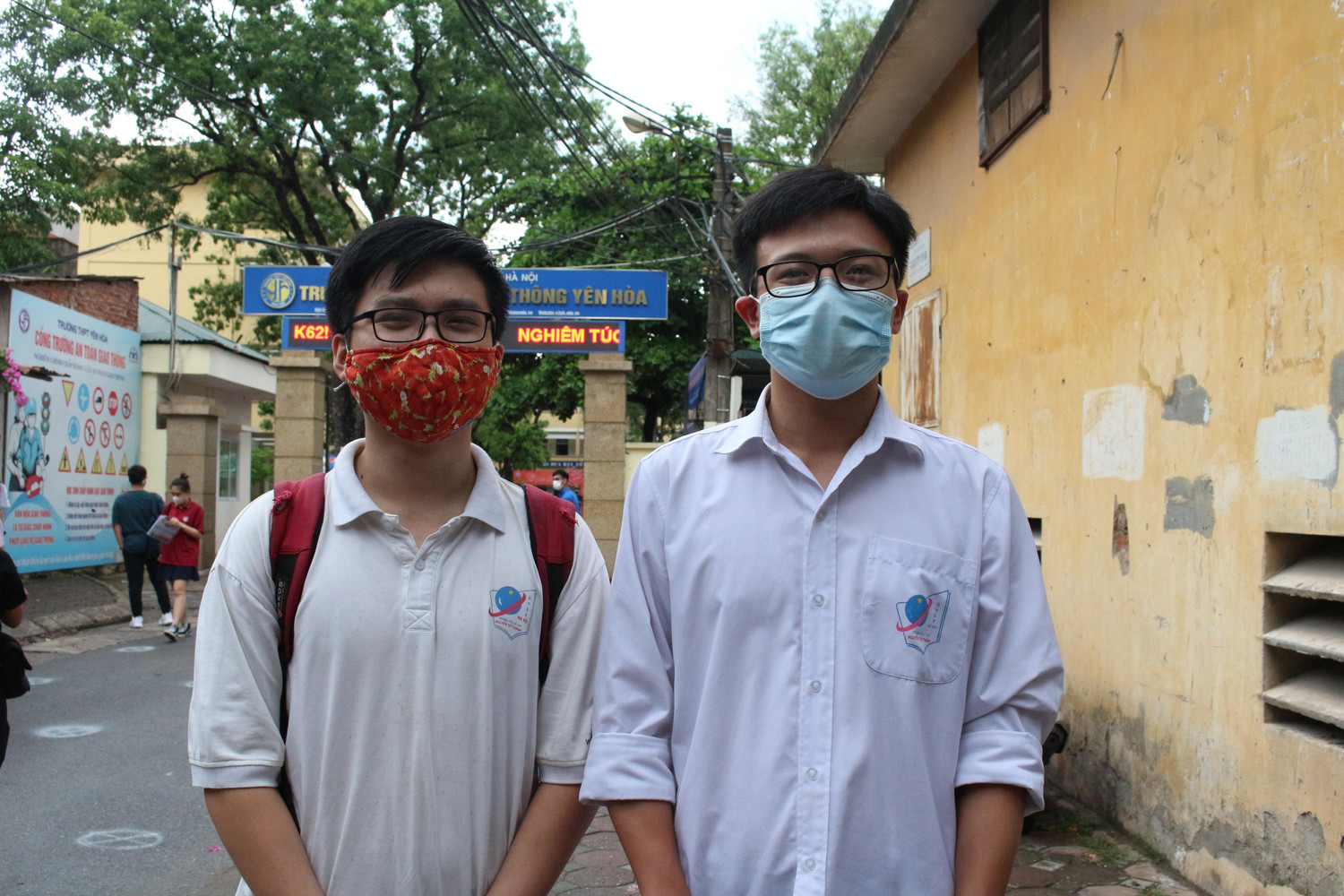 Thí sinh Đỗ Đăng Khoa (bên phải) cùng bạn học của mình. (Ảnh: Phạm Minh)