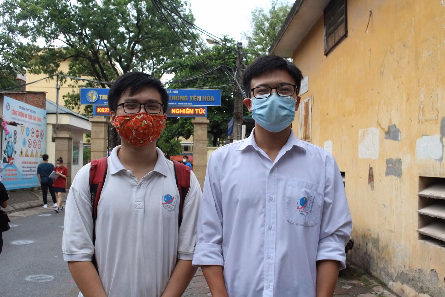 Thí sinh Đỗ Đăng Khoa (bên phải) cùng bạn học của mình. (Ảnh: Phạm Minh)