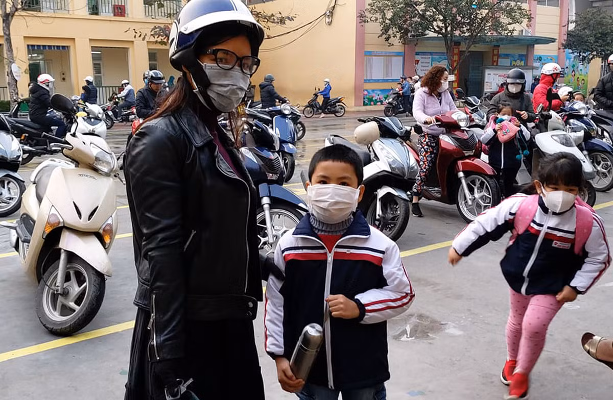 Phụ huynh Trường tiểu học Chu Văn An (quận Ngô Quyền, Hải Phòng) trang bị quần áo ấm, khẩu trang, bình giữ nhiệt cho con đến trường (Ảnh: Lã Tiến)