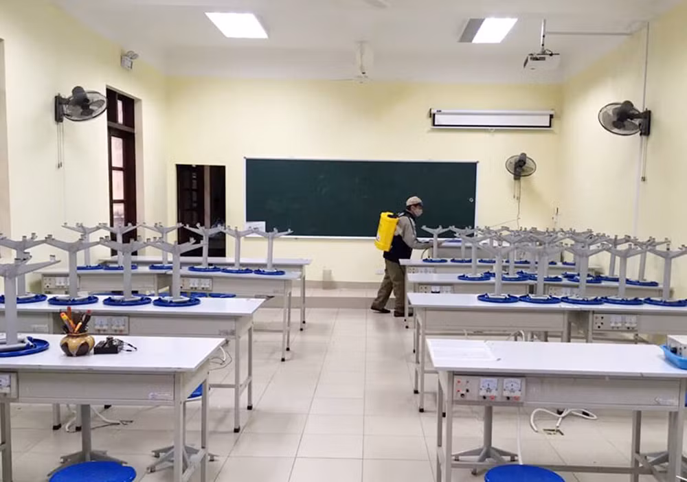 Trường Trung học cơ sở Ngô Quyền (quận Lê Chân( phun thuốc khử khuẩn các phòng học và quanh nhà trường (Ảnh: LT) Trường Trung học cơ sở Ngô Quyền (quận Lê Chân( phun thuốc khử khuẩn các phòng học và quanh nhà trường (Ảnh: LT)