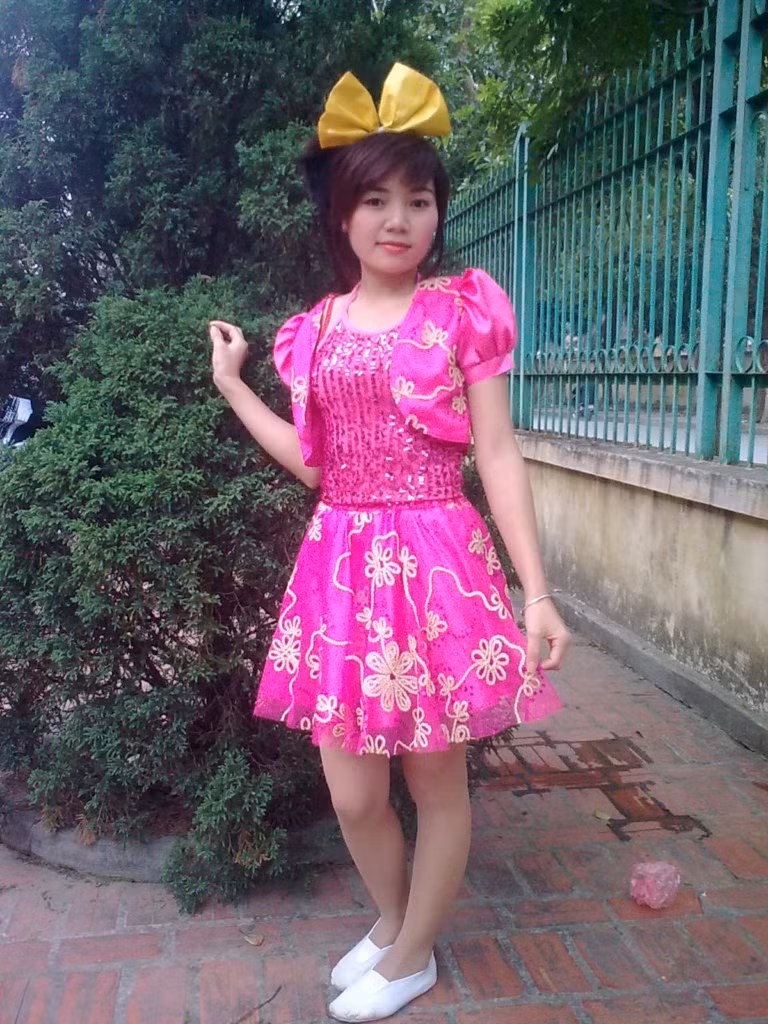 Hậu là người hòa đồng, yêu động vật và thích ca hát.