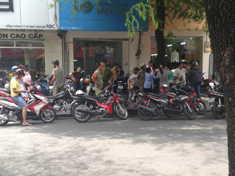Rất đông người dân bức xúc đòi "xử" tài xế khi gây tai nạn mà bỏ chạy