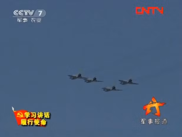 Tiêm kích J-10 Trung Quốc luyện bay “xâu kim”, tiếp dầu trên không