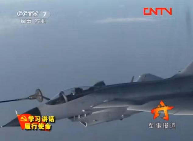 Tiêm kích J-10 Trung Quốc luyện bay “xâu kim”, tiếp dầu trên không