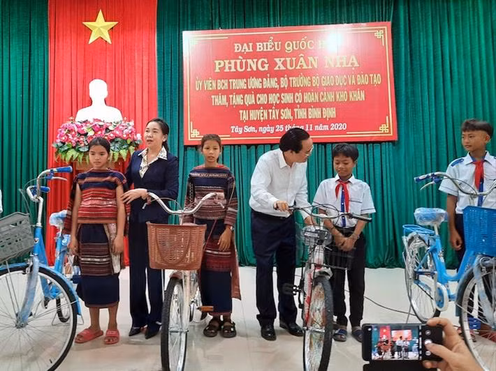 Bộ trưởng Phùng Xuân Nhạ trao tặng 30 chiếc xe đạp cho học sinh có hoàn cảnh khó khăn tại huyện Tây Sơn (ảnh: Bộ Giáo dục và Đào tạo)