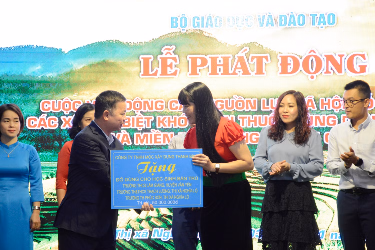 Các doanh nghiệp, cá nhân trao quà tài trợ cho một số nhà trường (Ảnh: Bộ Giáo dục và Đào tạo)