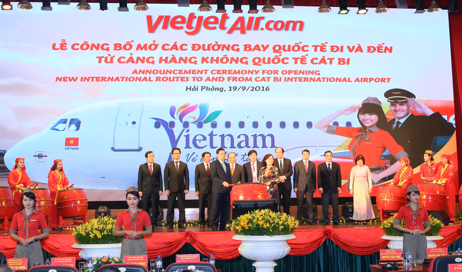 Thủ tướng Chính phủ Nguyễn Xuân Phúc cũng Lãnh đạo Văn phòng Chính phủ, Lãnh đạo các Bộ, Ngành và Lãnh đạo Thành phố Hải Phòng chứng kiến Lễ Công bố đường bay quốc tế mới đi và đến Hải Phòng của Vietjet.